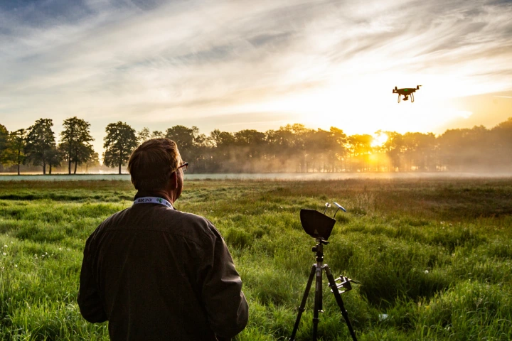 Dronepiloot gaat reekalf zoeken met drone in natuurgebied